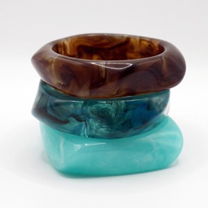 Bracelets en résine de style urbain, design moderne, faits à la main, prix d'usine en gros - Product Image 2