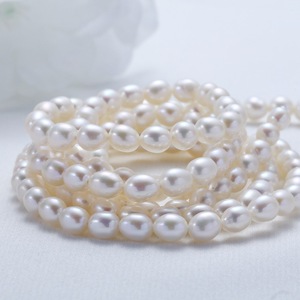 Collier long en perles d'eau douce blanches pour femmes, qualité 5 mm, enveloppé en 2 cercles, légères imperfections, avec une chaîne chic pour pull - Product Image 2