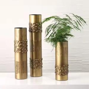 Jarrones Decorativos de Metal con Diseño Floral para Plantas de Interior y Arreglos Florales - Product Image 6