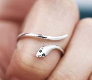 Anillo Serpiente en Plata de Ley 925 con Engaste de Circonita y Banda Ajustable, Disponible en Tres Tamaños para Compromiso y Boda - Product Image 3