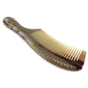 Peigne en corne naturelle pour coiffer les cheveux Cadeau de Noël fabriqué à partir de vraie corne de bœuf de buffle Meilleur personnalisé Fabriqué à la main pour une utilisation en salon à la maison - Product Image 2