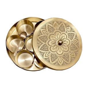 Masala Dabba en laiton artisanal de qualité supérieure avec couvercle gravé et cuillère |   Organisateur d'épices indien multi-compartiments pour la cuisine - Product Image 2