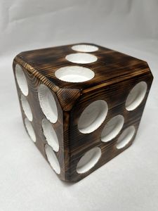 Dés en bois durables faits à la main avec finition naturelle, avec boîte de rangement, dés de jeu de luxe gravés sur mesure - Product Image 4