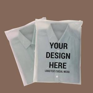 Sacs en T-shirt recyclables personnalisés avec fermeture éclair givrée en plastique PE pour l'expédition de vêtements, fabriqués au Vietnam - Product Image 1