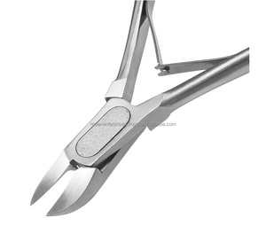 Outil de manucure professionnel en acier inoxydable, coupe-cuticules couleur argent, modèle RE-101-15 de REEAX ENTERPRISES - Product Image 4