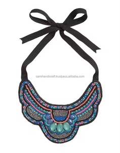 Collier ras du cou vintage brodé avec pendentif « Paix » et chaîne de perles pour mariages – Style romantique - Product Image 1