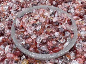 Venta al por mayor de grava de cristal de ágata de fuego grabada de 3-5 mm, piedras curativas verdes a granel para decoración del hogar y festividades en Amayra Crystals - Product Image 5