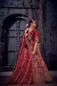 Lujoso terciopelo nupcial Lehenga Choli completo trabajo pesado con piedras Jarkan elegante traje de boda para novias LatestDesignerCollection - Product Image 3