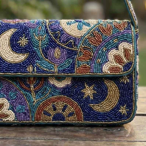 กระเป๋าถือลูกปัดลายทรอปิคอล สีเขียว ส้ม น้ำเงิน และเหลือง กระเป๋าสะพายไหล่ฤดูร้อน ทำมือ ลายปลาและใบมอนสเตอร่า โดย MULTI CRAFT - Product Image 4