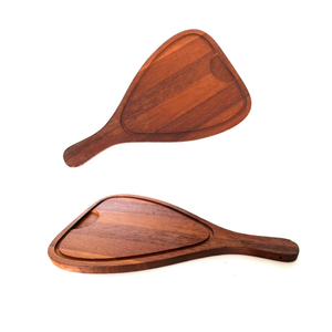Bandeja de servir rústica de madera de teca al por mayor para pizza, frutas, queso, espátula, tabla con asa, de Vietnam - Product Image 3