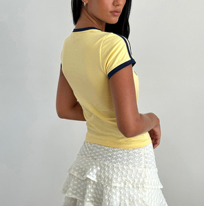 T-shirt jaune à col rond et manches courtes pour femme, coupe ajustée, style décontracté, avec bordure rayée marine, en jersey de coton et élasthanne respirant - Product Image 5
