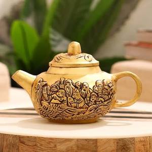 Théière traditionnelle chinoise en laiton avec couvercle et poignée, couleur dorée, design décoratif - Product Image 1