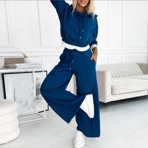 Wholesale Cropped Hoodie and Jogger Set Woman Workout Crop <b>Top</b> Hoodie Plain Crop Sweater for Ladies - Product Image 3