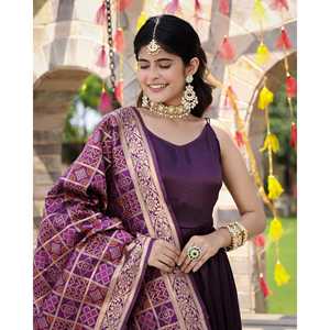 Conjunto de Traje de Satén Banarasi Morado Ecológico para Mujer, Talla XS, Marca Juhi - Product Image 2