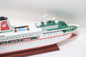 Maqueta de Madera Pintada a Mano MS DEUTSCHLAND Inspirada en un Crucero con Temática Náutica - Product Image 4
