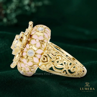 Bague florale ronde complexe avec diamants, sept grappes de fleurs superposées, détails en émail rose, bande en filigrane, bague vintage