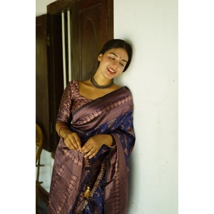 CRÉATEUR BANARASI SAREE EN SOIE AVEC BLOUSE NON COUDU BLEU MARINE - Product Image 1