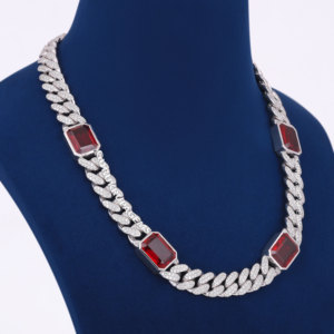 Una cadena cubana unisex de plata 925 con moissanita y diamantes de esmeralda roja únicos, de alta calidad, con certificado de autenticidad. - Product Image 1