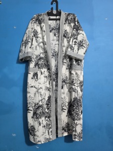 Bata Kimono Hecha a Mano 100% Algodón con Estampado Animal, Ligera y Transpirable para Verano, Cuello en V, Larga, Suave, con Cordón Ajustable - Product Image 4