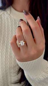 Anillo de Compromiso con Corte Esmeralda Alargado de 3 Quilates, Anillo Solitario de 3.5 mm de Ancho, Certificado por IGI - Product Image 5