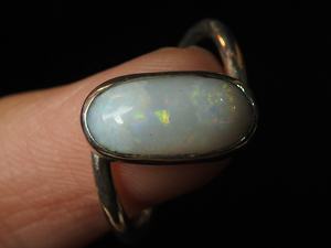 แหวนแต่งงานโอปอลแท้จากออสเตรเลีย ดีไซน์คลาสสิก ตัวเรือนเงิน-ประดับขอบด้วยเงิน-พลอยประจำเดือนตุลาคม-ไซส์ 5 US ทำด้วยมือ ของขวัญสำหรับเธอ-PMEGEMSBEADS - Product Image 2