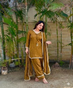 Salwar Kameez de Rayón Marrón para Mujer con Encaje, Corte Holgado, Estilo Tradicional Indio-Pakistaní, Conjunto Largo Informal 84024 MBL-563 - Product Image 1