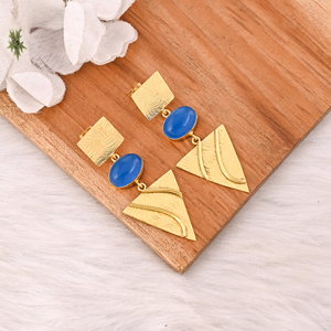 Boucles d'oreilles pendantes en laiton plaqué or avec serti clos en calcédoine bleue naturelle, bijoux fantaisie faits à la main Shilpi Impex pour femmes - Product Image 2