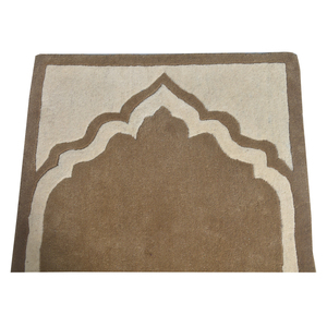 Tapis moderne en laine tufté à la main avec élégante bordure Mihrab cintrée en marron crème neutre - Product Image 1