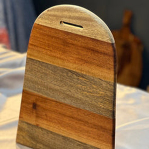Tabla de cortar de madera arqueada con rayas horizontales multicolor y asa rectangular integrada para cortar verduras - Product Image 4