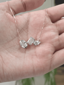 Collar con Colgante de Lujo con Tres Piedras de Diamante Cultivado en Laboratorio, Certificado IGI, Corte Ovalado, Oro de 14K, 3.295g, Joyería Fina, Regalo para Mujer - Product Image 3
