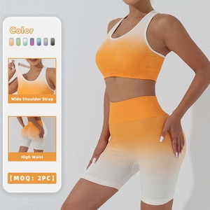 Conjunto de sujetador deportivo elástico con logo personalizado y pantalones cortos de cintura alta con compresión para fitness. - Product Image 1