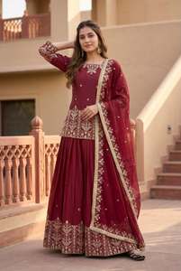 Ensemble prêt-à-porter avec haut brodé de sequins et de miroirs faits main, et bas de lehenga richement orné et dupatta. - Product Image 4