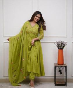 Nouvelle collection : Ensemble Kurti et pantalon long en rayonne de soie extensible vert uni pour femme, style pakistanais-indien, idéal pour l'été et les occasions festives - Product Image 4