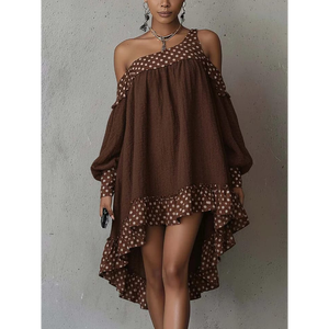 Vestido asimétrico con volantes y un solo hombro descubierto, con estampado de lunares marrones - Product Image 1