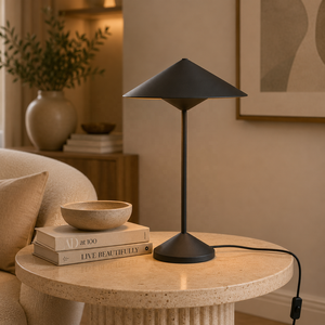 Lampe de table en métal Shadow Peak avec abat-jour en fer pyramidal, construction métallique durable, éclairage ambiant chaud pour les intérieurs élégants - Product Image 1