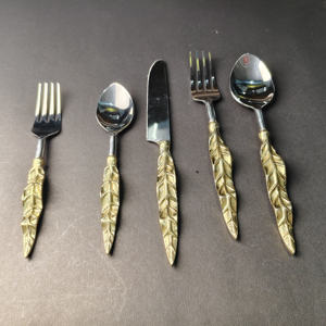 Juego de Cubiertos de 5 Piezas con Mango de Pluma Dorada Real, Cuchillo, Tenedor y Cuchara de Acero Inoxidable de Primera Calidad para Cenas Elegantes en Días Festivos - Product Image 2