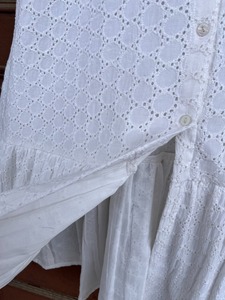 Robe chemise maxi bohème élégante en coton blanc brodé d'œillets pour femme, boutonnée sur le devant, tenue de boutique pour occasions festives - Product Image 4