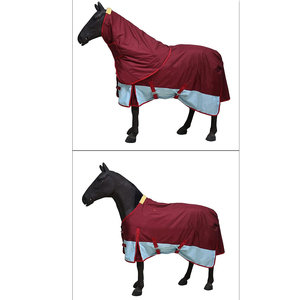 Couverture imperméable pour cheval de couleur marron, avec col haut et rabat de queue moyen, pour une utilisation en extérieur toute saison. - Product Image 2