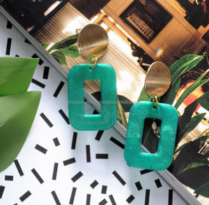 Boucles d'oreilles pendantes uniques en résine époxy transparente à paillettes, modelées à la main, style vintage de luxe, pour femmes et jeunes filles, idéales pour les fêtes classiques - Product Image 3