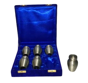 Elegante Urna Funeraria Blanca Esmaltada para Adultos, Urna de Cremación con Grabado Detallado Hecho a Mano, Urna Grande de Latón Ecológica para Mesa - Product Image 5