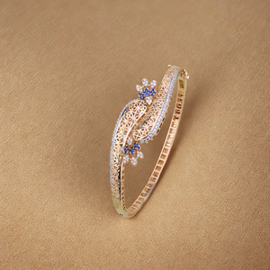 กำไลข้อมือทองประดับเพชรลายดอกไม้สำหรับผู้หญิง พร้อมหินสีน้ำเงิน ดีไซน์หรูหรา ลายฉลุสวยงาม เหมาะสำหรับงานปาร์ตี้และสวมใส่ในชีวิตประจำวัน - Product Image 1