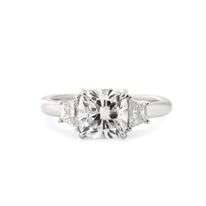 Bague de fiançailles de luxe en or 14 carats avec diamant de laboratoire taille coussin de 2 carats et trois pierres, avec diamants latéraux brillants en forme de trapèze, certifiée IGI CE - Product Image 5