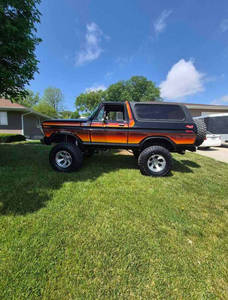 ฟอร์ด บรองโก้ SUV ปี 1979 รุ่น 2 ประตู ขับเคลื่อน 4 ล้อ เกียร์ธรรมดา พวงมาลัยซ้าย ล้อแม็กซ์อลูมิเนียม R17 เบาะผ้าสีเข้ม เบนซิน มือสอง - Product Image 1