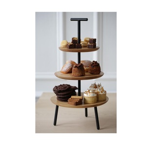 Support à gâteau élégant en métal, conçu pour servir gâteaux, cupcakes et friandises avec grâce, robustesse et un attrait contemporain pour la cuisine. - Product Image 5