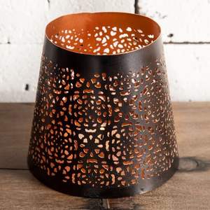 Portavelas votivas de metal hecho a mano que combina la artesanía tradicional con la luz relajante de las velas para una decoración consciente. - Product Image 5