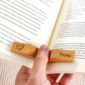 Soporte para páginas de libros de madera maciza hecho a mano de alta calidad, grabado con nombre y diseño de latido de corazón para decoración de escritorio al precio más bajo. - Product Image 4