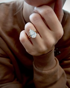 แหวนเพชรทรงลูกแพร์ขนาด 4.50 กะรัต เพชรเพาะเลี้ยง ตัวเรือนทองคำขาว 14K แบบ 5 กรงเล็บ แหวนวงแหวนแยกส่วน แหวนหมั้นแบบโซลิแทร์ - Product Image 1