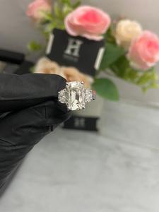 Anillo de Compromiso de Tres Piedras con Diamante Cultivado en Laboratorio con Corte Radiante Certificado por IGI y Anillo Lateral de Diamantes en Forma de Media Luna - Product Image 1