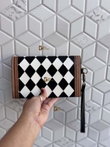 Bolso de Mano de Cuero Tallado a Mano, Elegante Bolso de Mano con Patrón a Cuadros Blanco y Negro, con Correa para la Muñeca, Estilo Occidental, para Uso Diario de Mujeres - Product Image 4