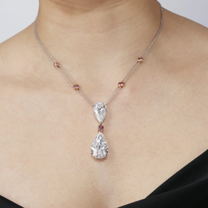 Collier pendentif de luxe pour femme en argent 925 plaqué rhodium avec diamant taille poire, chaîne goutte d'eau et accents de rubis - Product Image 3